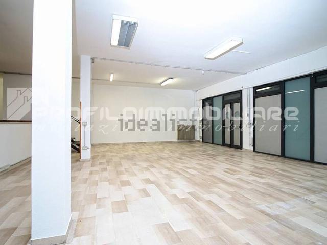 Locale in vendita di 160 m² in Via Monte Cervino