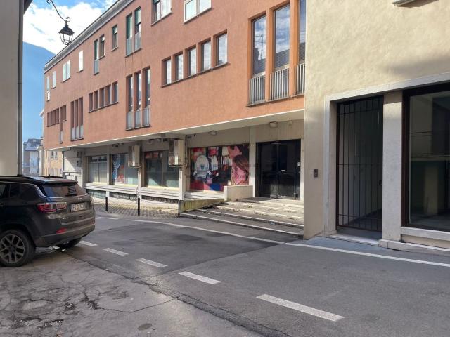Locale in vendita di 160 m² in Via Monte Valderoa, 6