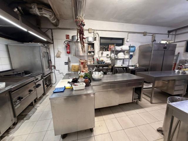 Locale in vendita di 160 m² in Via Monte Zebio, 4