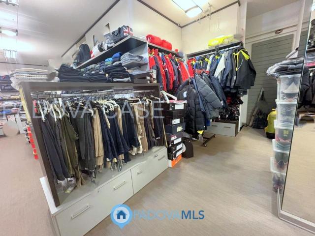Locale in vendita di 160 m² in Via Romana Aponense