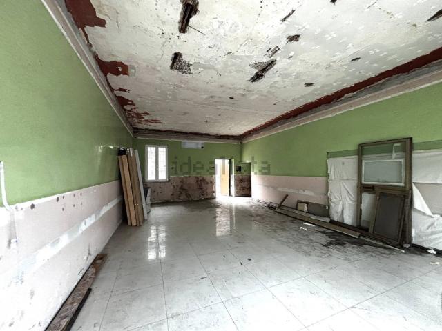 Locale in vendita di 160 m² in Via Tombetta, 64