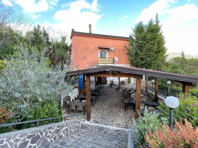 Locale in vendita di 160 m² in Via Valentino Fortunato, 47