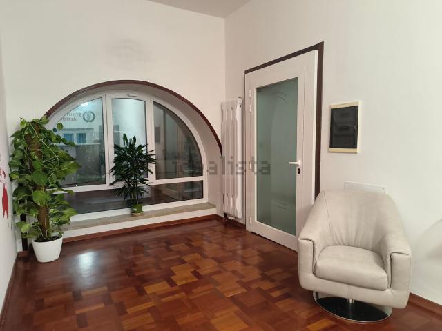 Locale in vendita di 160 m² in Piazza Camillo Benso di Cavour