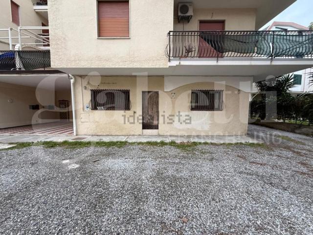 Locale in vendita di 160 m² in Strada Statale 18 Tirrena Inferiore