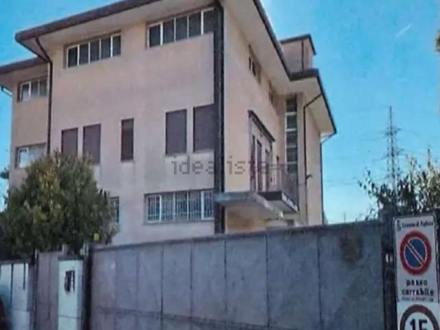 Locale in vendita di 1611 m² in Via Carlo Bergamini