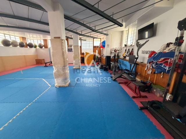 Locale in vendita di 180 m² in Via Serroni, 3