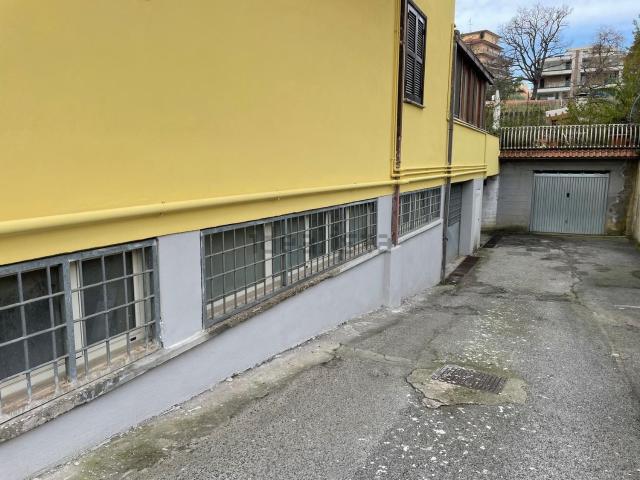 Locale in vendita di 162 m² in Via Vladimiro Riva, 33