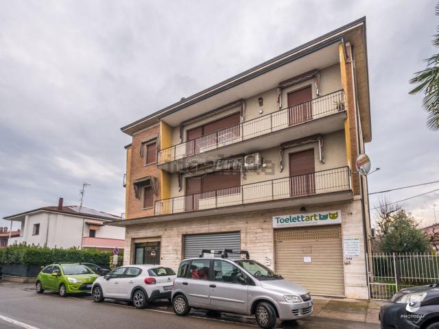 Locale in vendita di 163 m² in Via Modenese, 1057