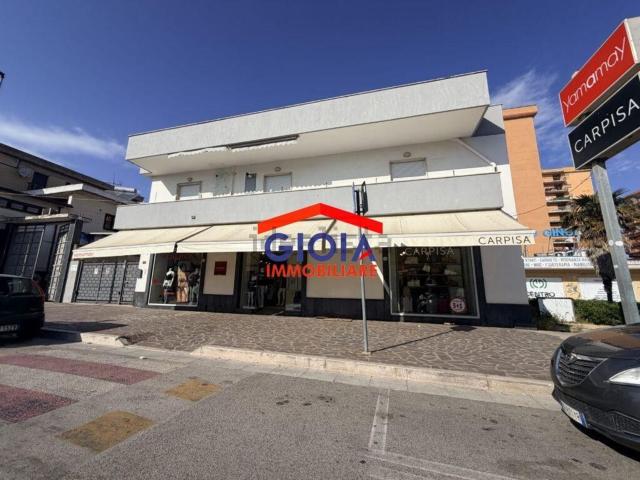 Locale in vendita di 160 m² in Via Domiziana, 298