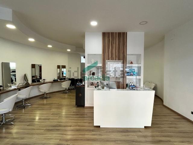 Locale in vendita di 165 m² in Via Luigi Ricchioni, 17