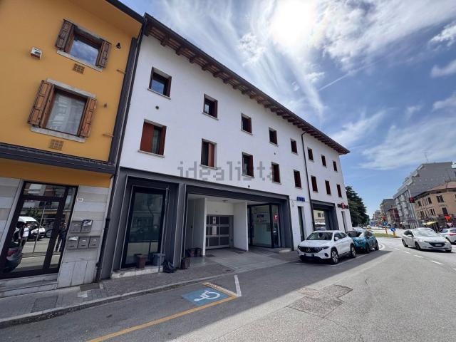 Locale in vendita di 165 m² in Via Monte San Michele