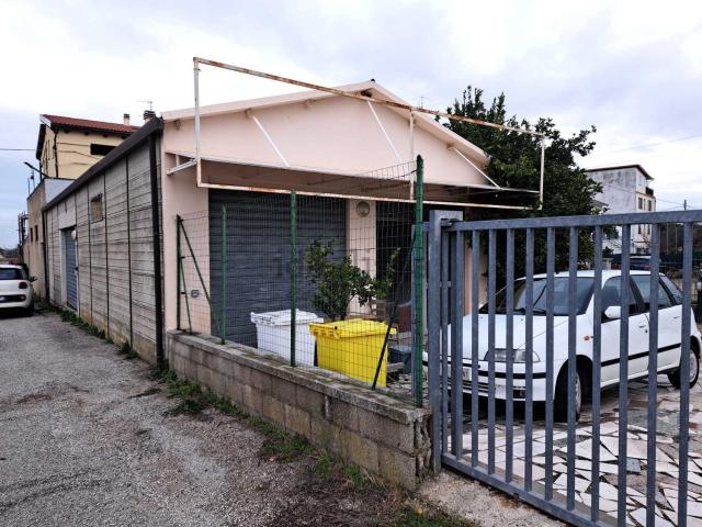 Locale in vendita di 165 m² in Via Piane, 12