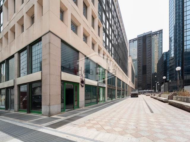 Locale in vendita di 165 m² in Via Taddeo da Sessa