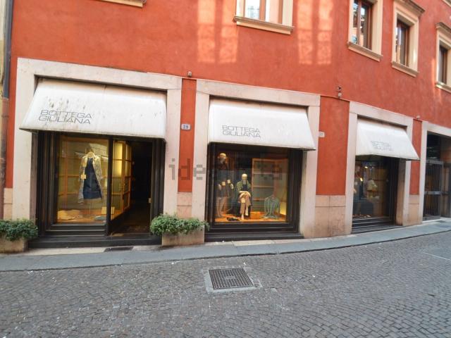 Locale in vendita di 167 m² in Via Carlo Cattaneo, 19