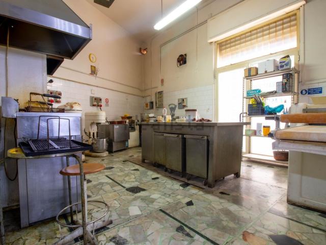 Locale in vendita di 167 m² in Via Taranto, 91