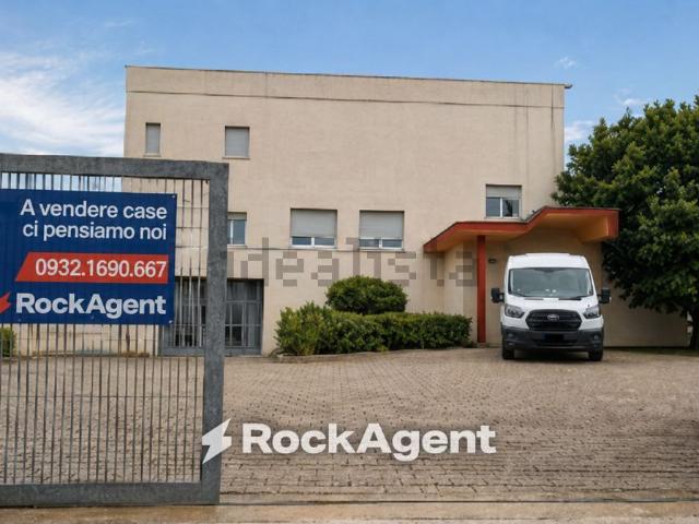 Locale in vendita di 1680 m² in Via delle industrie