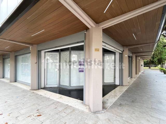 Locale in vendita di 168 m² in Via Dante A 2