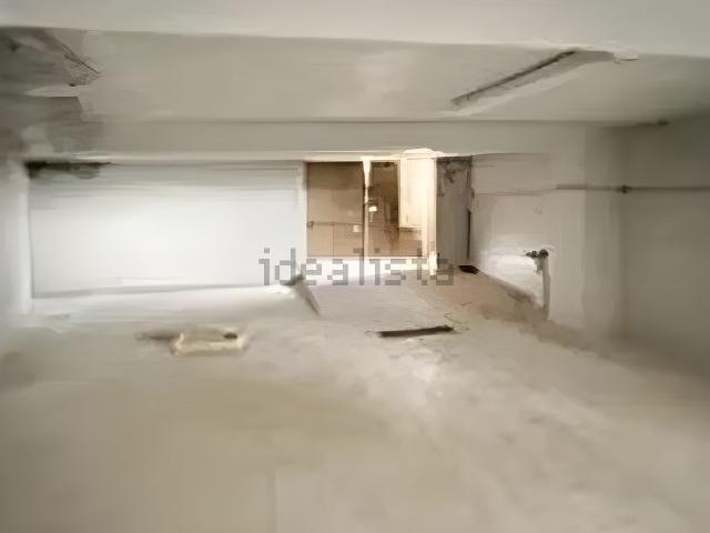 Locale in vendita di 169 m² in Via del pino loricato
