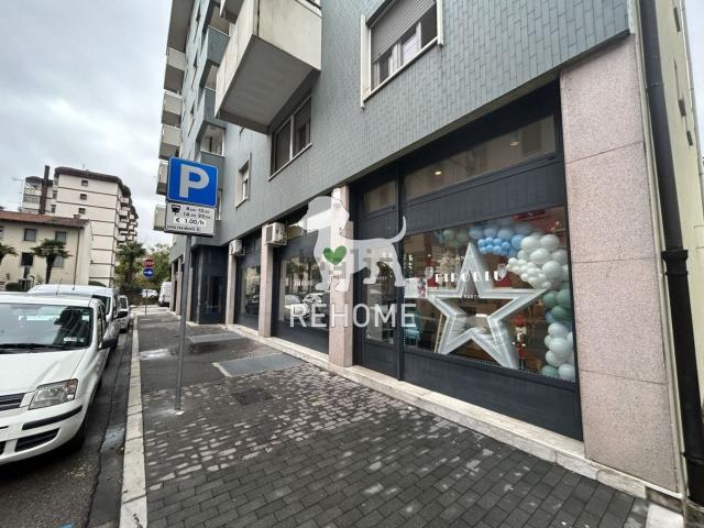 Locale in vendita di 169 m² in Via Santa Giustina, 18