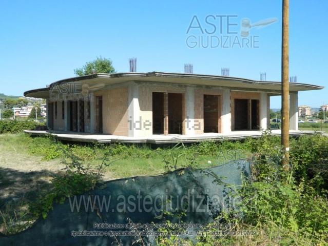 Locale in vendita di 1700 m²