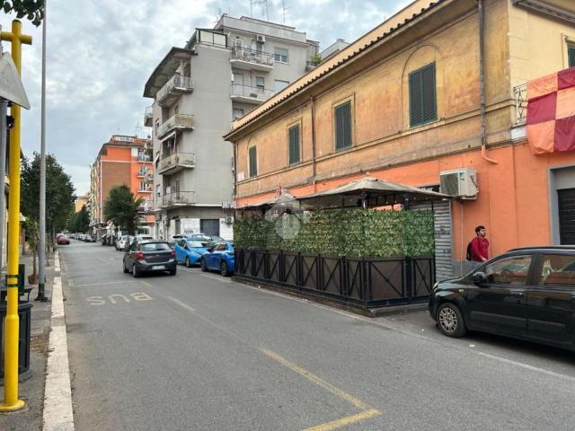 Locale in vendita di 170 m² in Via dei Quintili, 85