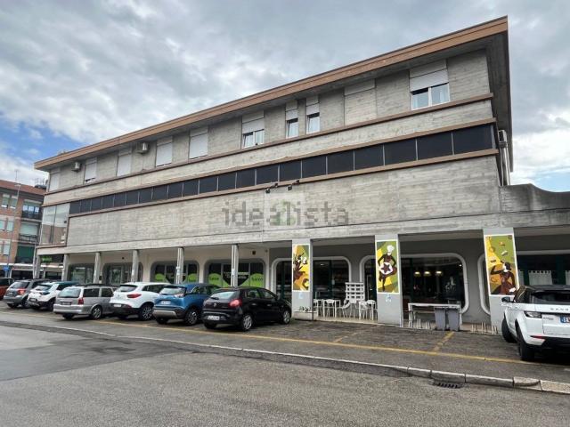 Locale in vendita di 170 m² in Via A. Fleming, 3
