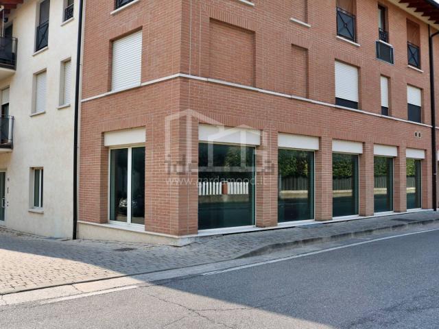 Locale in vendita di 170 m² in Via Angelo Mazzoldi, 137