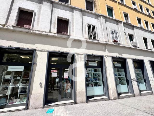 Locale in vendita di 170 m² in Via Acaia, 2