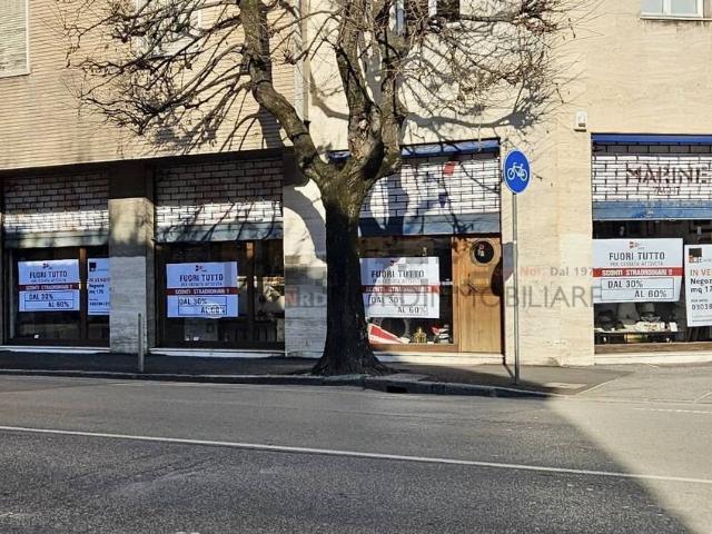 Locale in vendita di 170 m² in Via Armando Diaz, 1