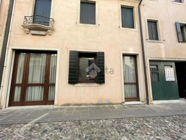 Locale in vendita di 170 m² in Via Beato Luca Belludi, 6