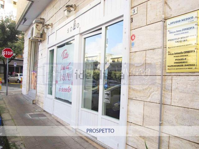 Locale in vendita di 170 m² in Via galileo galiei, 3