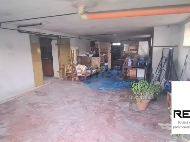 Locale in vendita di 170 m² in Via Mesoraca