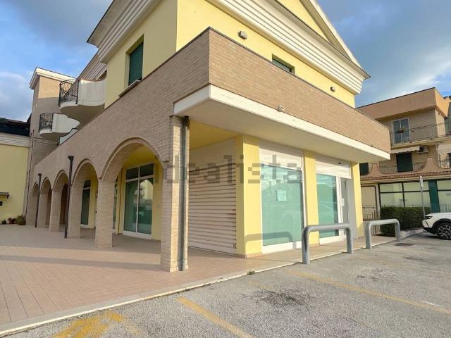 Locale in vendita di 170 m² in Viale Alcide De Gasperi, 2