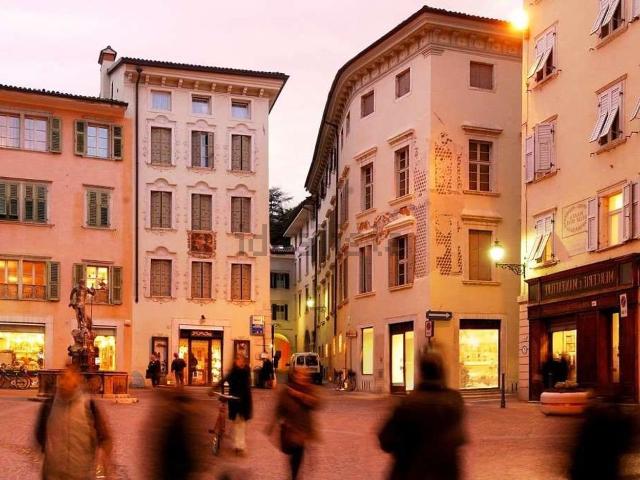 Locale in vendita di 170 m² in Piazza Damiano Chiesa