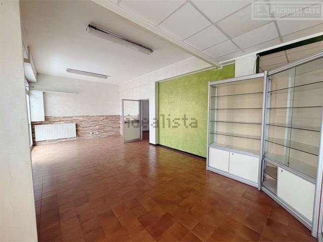 Locale in vendita di 171 m² in Via Giuliano Cassiani