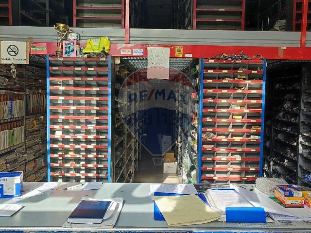 Locale in vendita di 171 m² in Via Napoli, 201