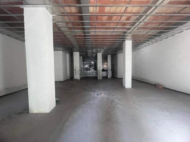 Locale in vendita di 172 m² in Via Cesare Arzelà