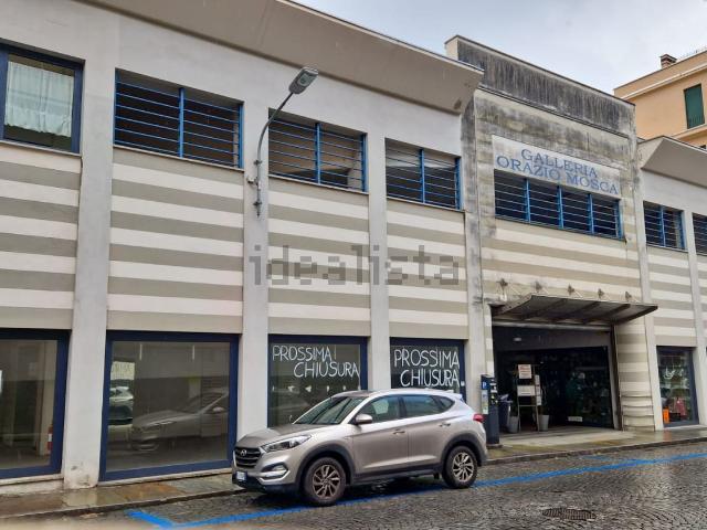 Locale in vendita di 172 m² in Via Dante Alighieri, 2