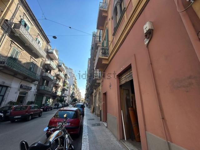 Locale in vendita di 172 m² in Via Napoli