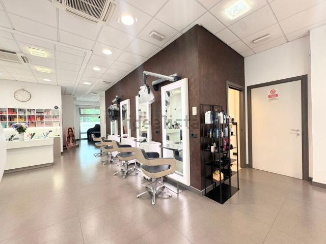 Locale in vendita di 173 m² in Via della Barca
