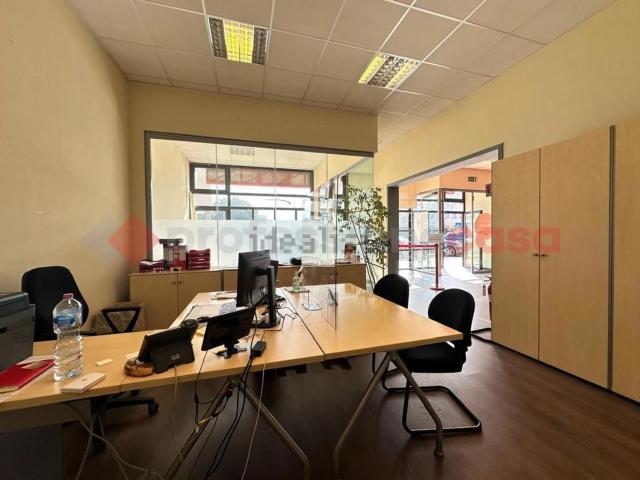 Locale in vendita di 174 m² in Via Don Luigi Sturzo
