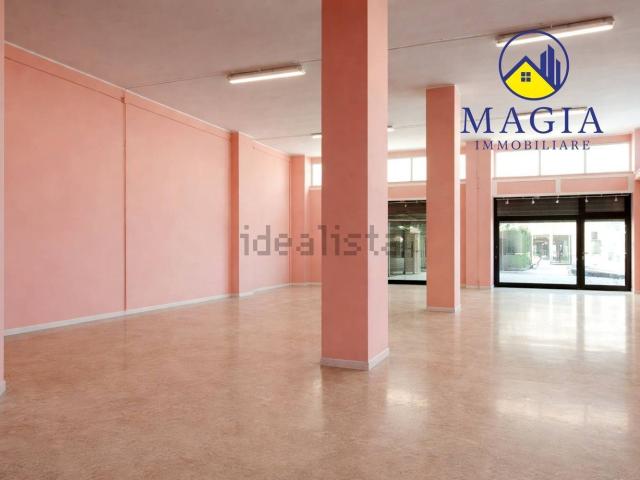 Locale in vendita di 174 m² in Via Luciano Zuccoli, 26