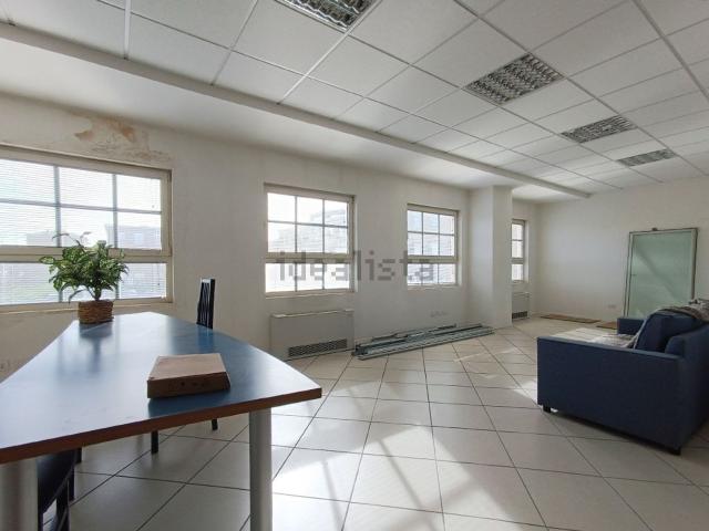 Locale in vendita di 175 m² in Via Cremonese, 22