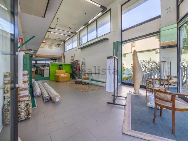 Locale in vendita di 175 m² in Via Marano, 33