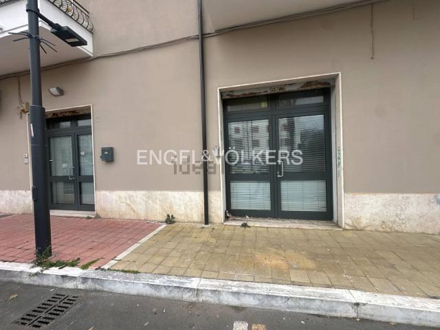 Locale in vendita di 178 m² in Via Benedetto Croce, 105