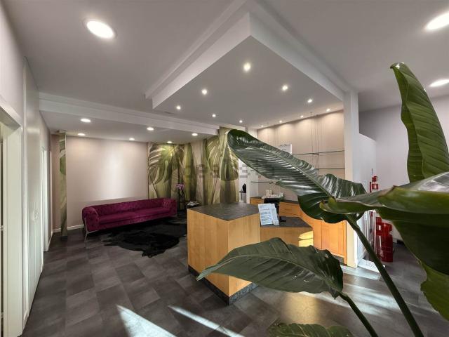 Locale in vendita di 178 m² in Via del Commercio, 69