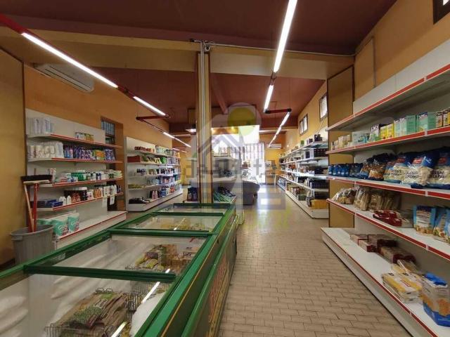 Locale in vendita di 178 m² in Via Puerari