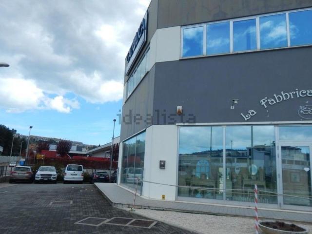 Locale in vendita di 179 m² in Via Caduti del Lavoro, 2