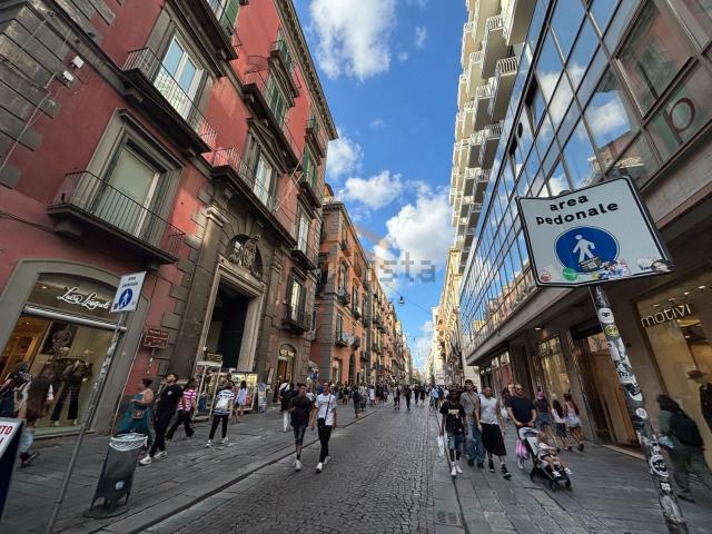 Locale in vendita di 179 m² in Via Emanuele de Deo