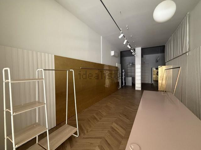 Locale in vendita di 179 m² in Via I° Maggio, 18